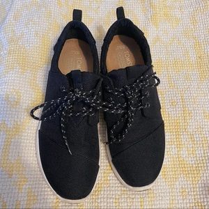 Toms black canvas tennis shoe